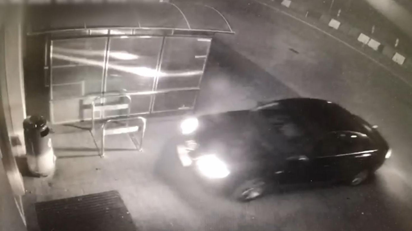 Pod osłoną nocy wjechał w drzwi sklepu i ukradł alkohol