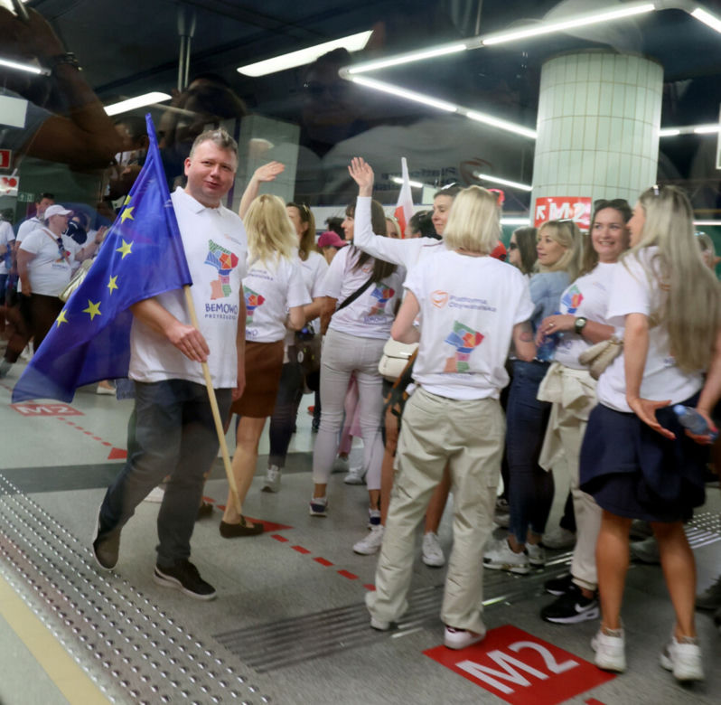 Takich tłumów w warszawskim metrze jeszcze nie było. Ledwo mieścili się na peronach!