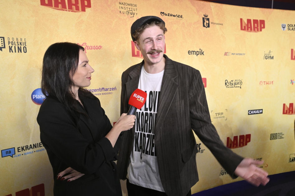 Premiera "LARP. Miłość, trolle i inne questy": Pawł Deląg z partnerką