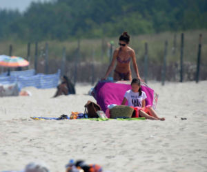 Kaczyńska z nieznajomym smaży się na plaży