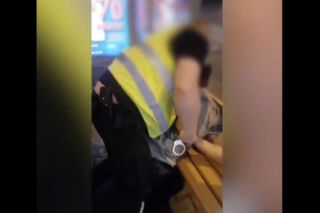 Brutalny atak na przystanku! Dusił go, okładał pałką i potraktował gazem. Prokuratura wraca do sprawy!
