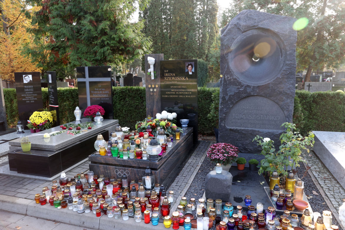 Grób Skolimowskiej, Szewińskiej i Deyny. Setki zniczy we Wszystkich Świętych