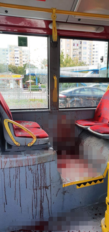 Krwawa rzeźnia w miejskim autobusie na warszawskim Targówku. 18-latka wpadła w dziki szał