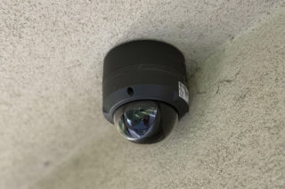 Prywatny monitoring na posesji pod lupą UODO. Oto, gdzie kończy się prawo właściciela, a zaczyna prywatność sąsiada