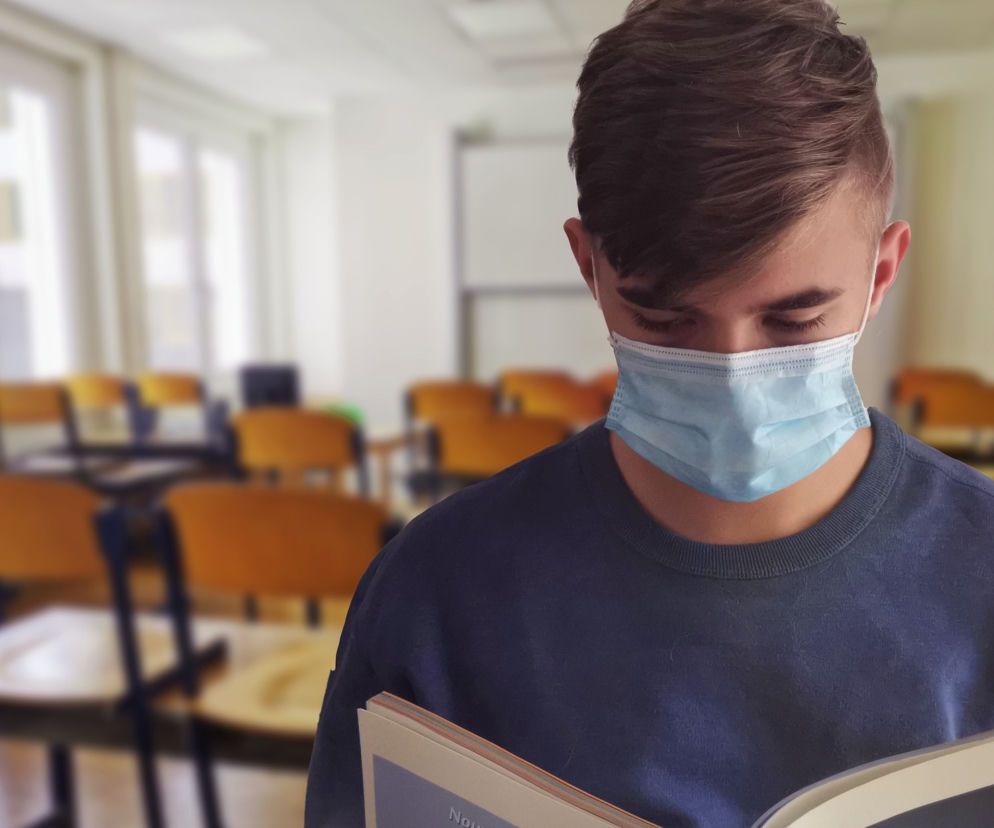 Kary dla szkół, które wymagają noszenia maseczek. Pierwsze szkoły ukarane! 