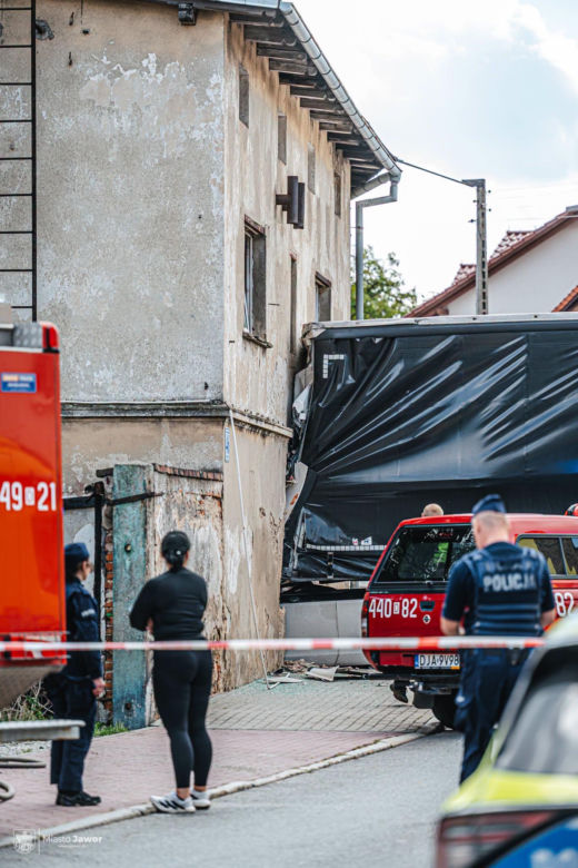 Dramat na Dolnym Śląsku! Ciężarówka wbiła się w budynek mieszkalny. Trwa akcja ratunkowa