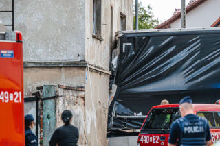 Dramat na Dolnym Śląsku! Ciężarówka wbiła się w budynek mieszkalny. Trwa akcja ratunkowa