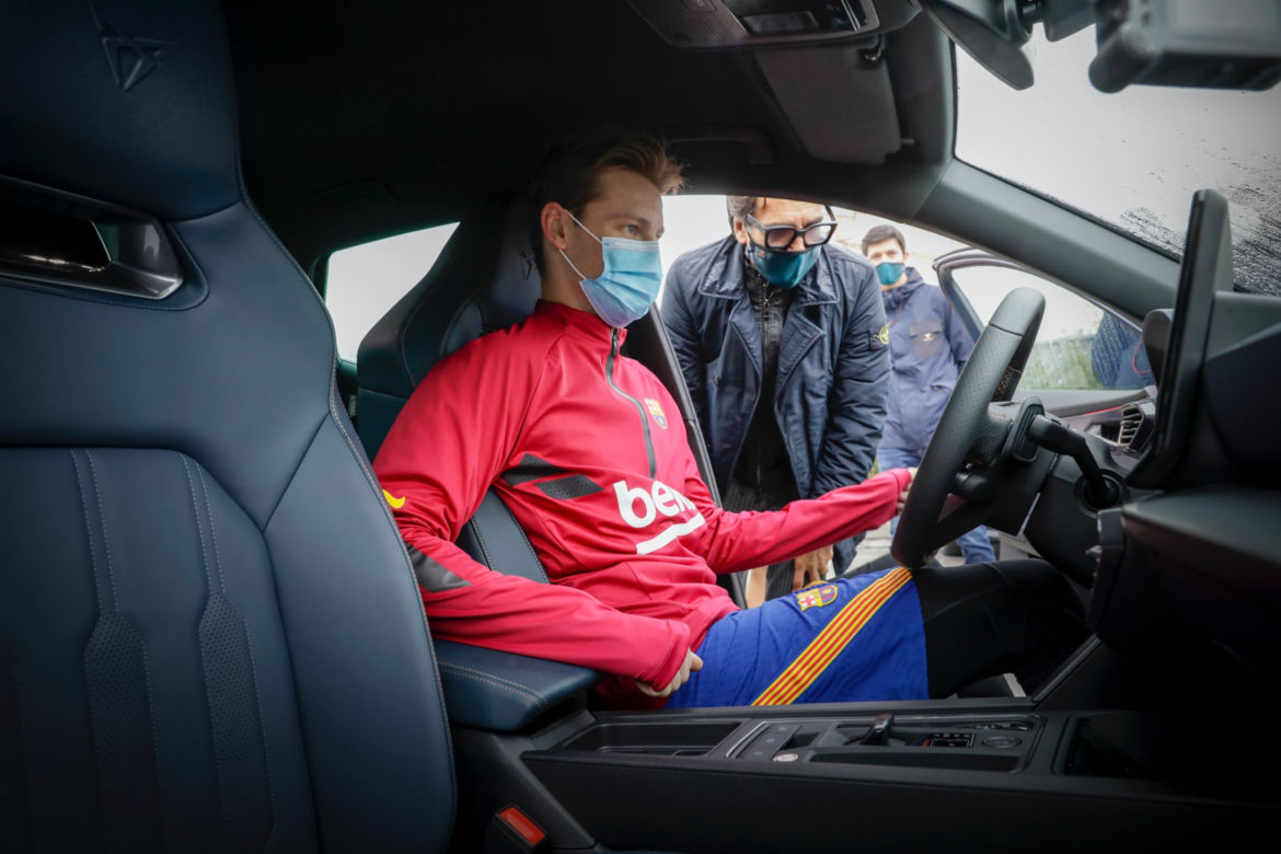 Piłkarze FC Barcelona w nowych samochodach marki Cupra