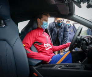 Piłkarze FC Barcelona w nowych samochodach marki Cupra