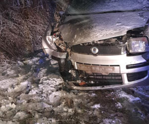 Wypadek na trasie Wydminy-Ranty. Samochód osobowy uderzył w drzewo
