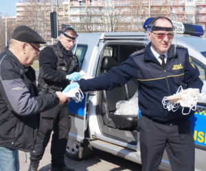 Zakrywanie twarzy OBOWIĄZKOWE! Na Śląsku strażnicy rozdają maski ZA DARMO 