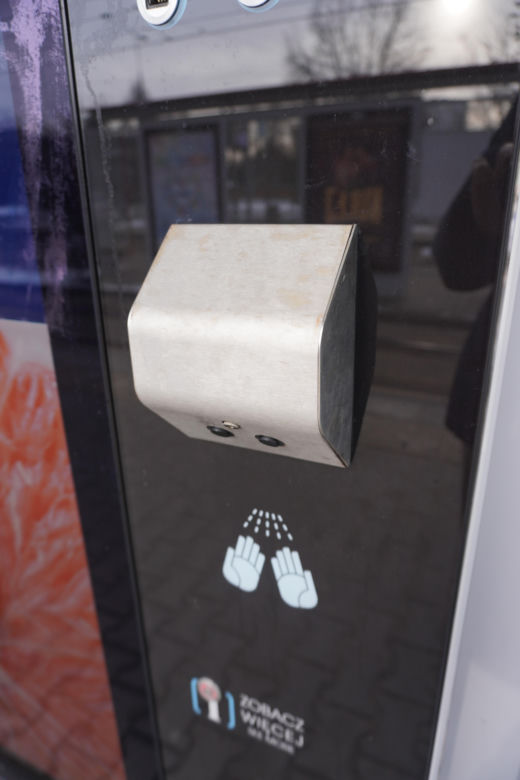 Nowoczesny przystanek Digital Citylighty na warszawskiej Woli