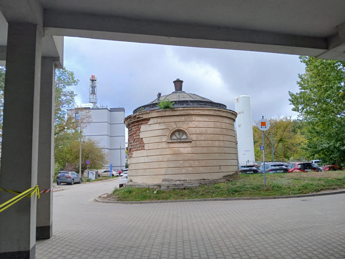 Zabytkowa rotunda na terenie szpitala MSWiA w Warszawie