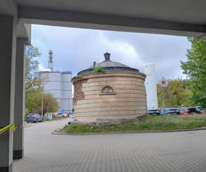 Zabytkowa rotunda na terenie szpitala MSWiA w Warszawie