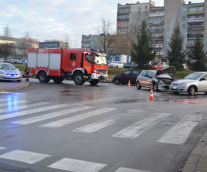 Wypadek na skrzyżowaniu Staszica i Okrzei. Dwie osoby w szpitalu