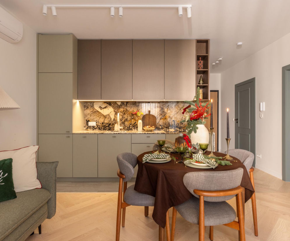 Miejska oaza spokoju. W tym mieszkaniu świąteczna aranżacja nie oznacza przepychu