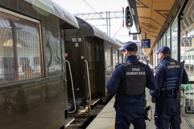 Pijacka awantura w pociągu! Polak i Ukrainka zrobili rozróbę, interweniowały służby