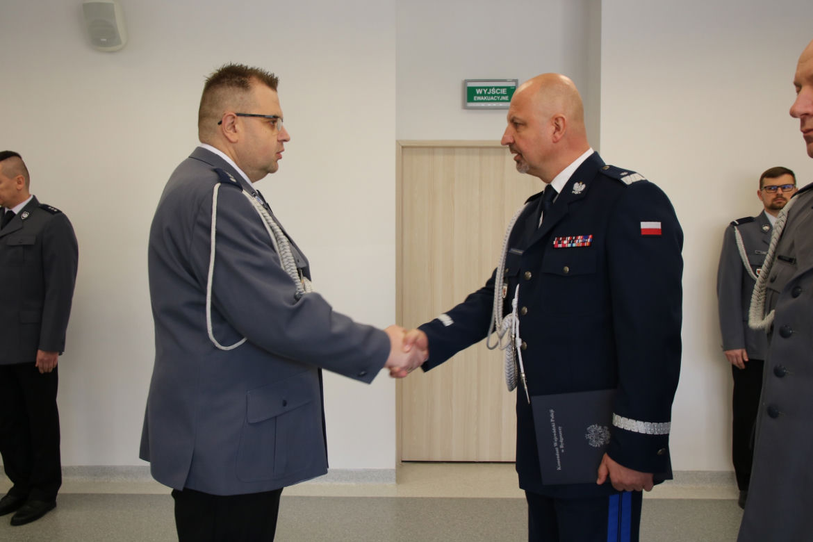 Powitanie ze sztandarem. Policjanci z Torunia mają nową panią komendant