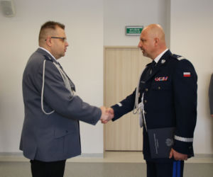 Powitanie ze sztandarem. Policjanci z Torunia mają nową panią komendant