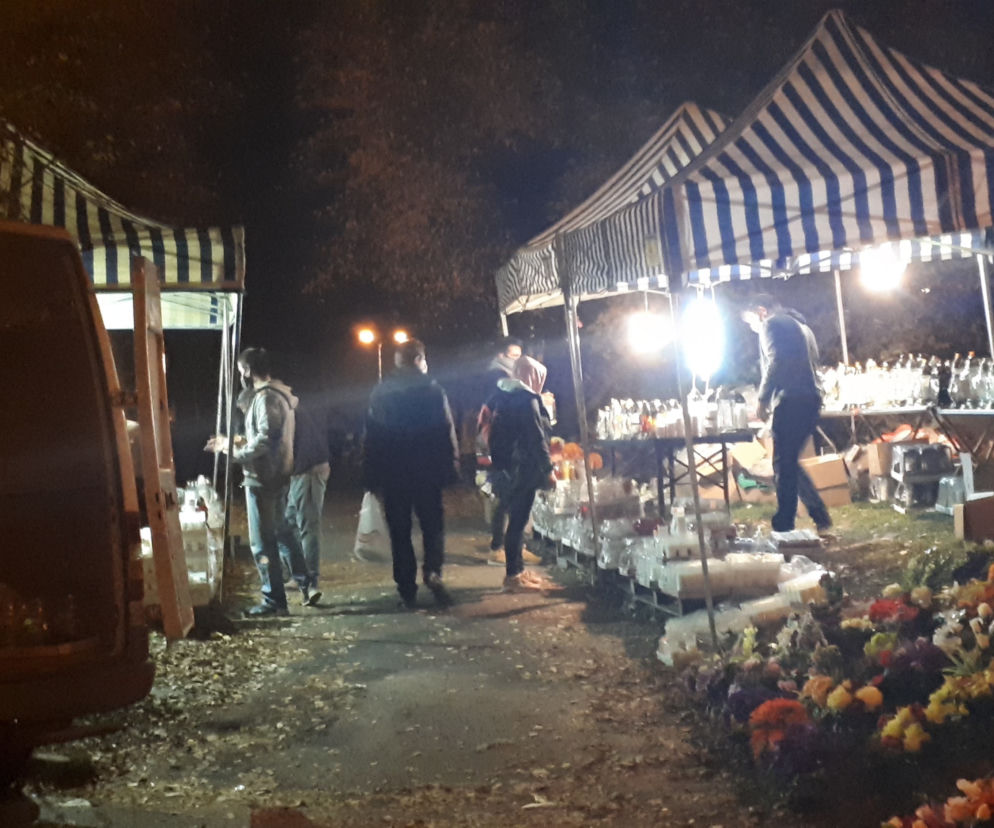 Polacy tłumnie ruszyli na cmentarze