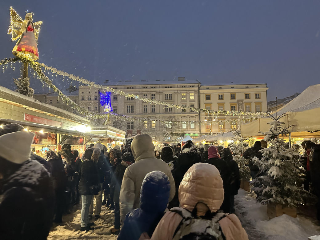 Choinka rozbłysła na Rynku Głównym. Tak wygląda Kraków w zimowej scenerii! 