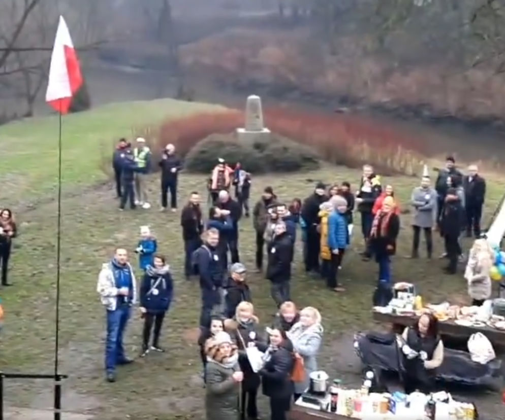 Sosnowiec. Antycovidowcy zorganizowali piknik. Policja wkroczyła z karabinami!