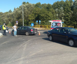 Zderzenie dwóch osobówek na obwodnicy Brodnicy. Jedna osoba trafiła do szpitala! [ZDJĘCIA]