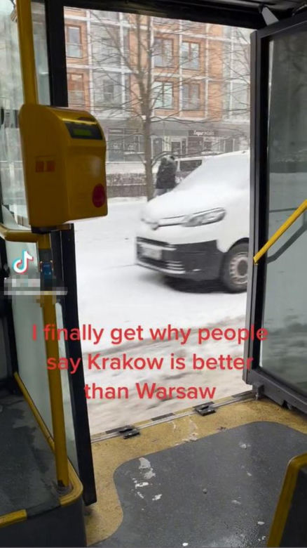 Autobus miejski gnał z pasażerami przy otwartych drzwiach. Przerażające sceny na Ursynowie