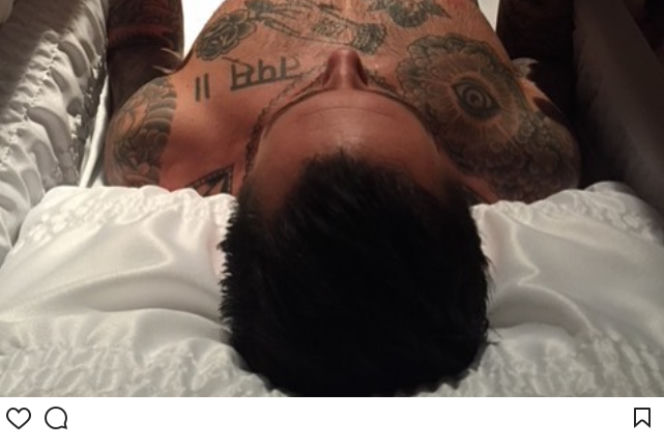Adam Levine w trumnie. Szokujące sceny w nowym teledysku Maroon 5