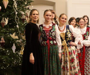 W Pałacu Prezydenckim już święta. Marta Nawrocka z rodziną ubierała choinkę