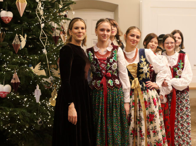 W Pałacu Prezydenckim już święta. Marta Nawrocka z rodziną ubierała choinkę