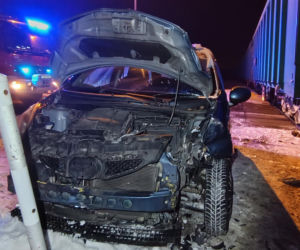 Zignorowała znak stop i wjechała pod pociąg! 40-latka cudem uniknęła śmierci