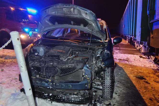 Zignorowała znak stop i wjechała pod pociąg! 40-latka cudem uniknęła śmierci