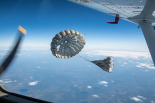 Spadochroniarz utknął na samolocie. Jak cudem przeżył 4,5 kilometra nad ziemią?