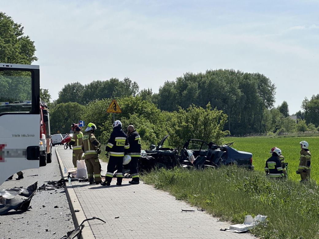 Potworny wypadek w Brwinowie. Czołowe zderzenie ciężarówki z BMW. Lekarze kilkadziesiąt minut walczyli o życie kierowcy