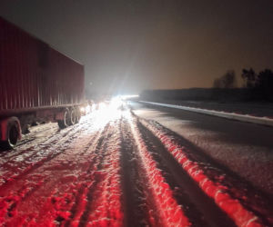 Ostróda w centrum śnieżycy. Burmistrz nocą ratował ludzi. Kierowcy nocowali w urzędzie