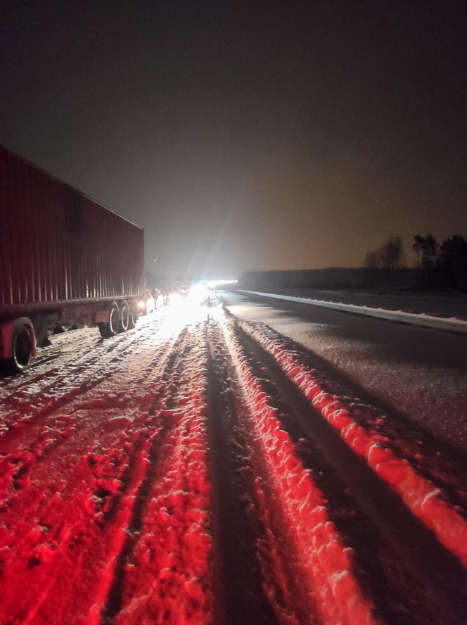 Ostróda w centrum śnieżycy. Burmistrz nocą ratował ludzi. Kierowcy nocowali w urzędzie