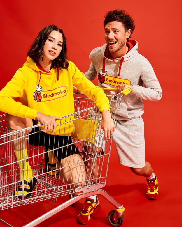 Bluzy, skarpetki, klapki i sneakersy z kolekcji Biedronka Fan Collection