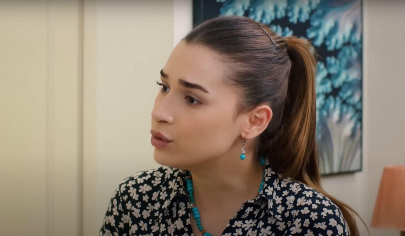 Porywacz Zeynep, Ragip, zjawi się w domu Bulenta i zagrozi, że wplącze Melis w przestępstwo.