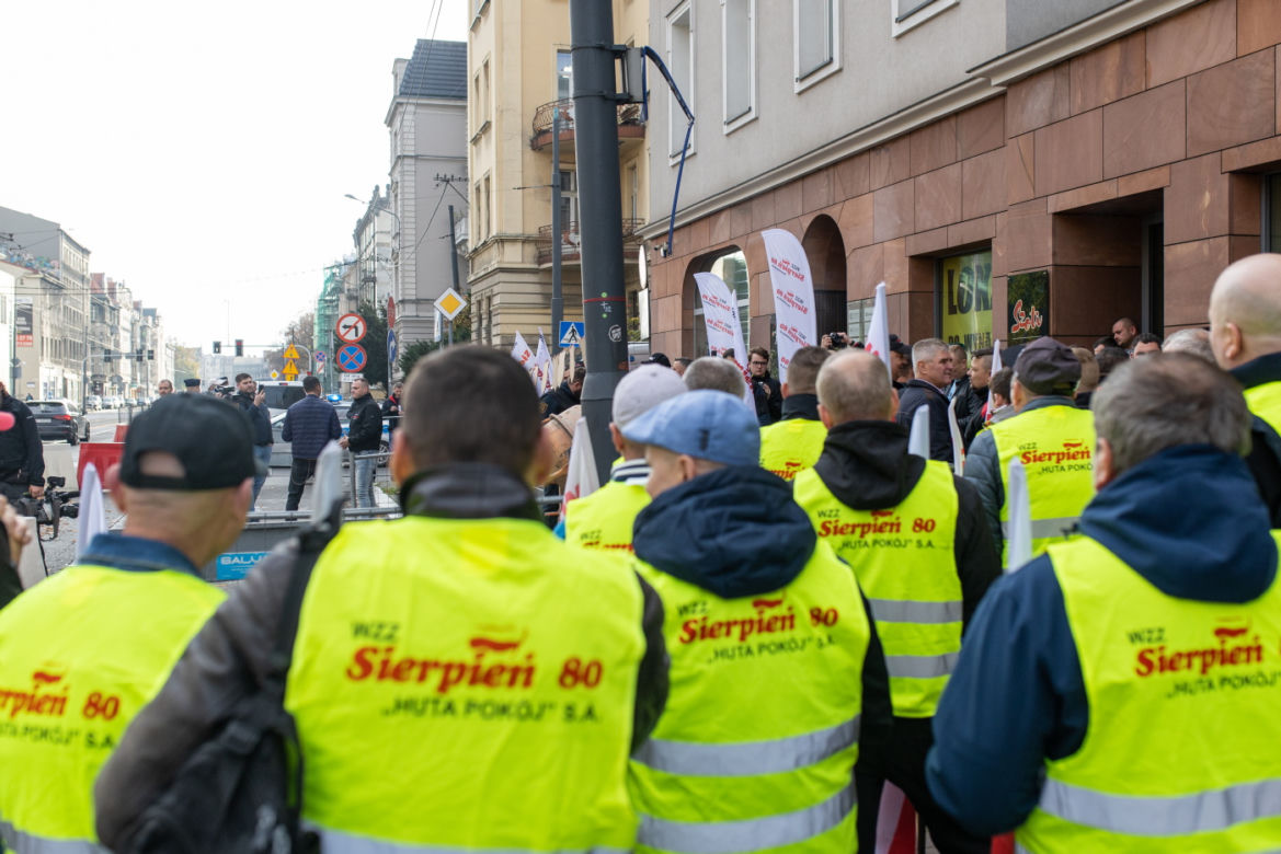 Protest górników pod biurem Morawieckiego w Katowicach. Związkowcy starli się z policją