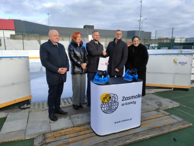 Umowa podpisana. Za 18 miesięcy w Łomży powstanie zadaszone lodowisko rolkowisko