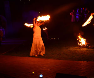 Pokaz fireshow w wykonaniu tancerzy i tancerek Teatru Ognia „Mantra” z Makowa Mazowieckiego