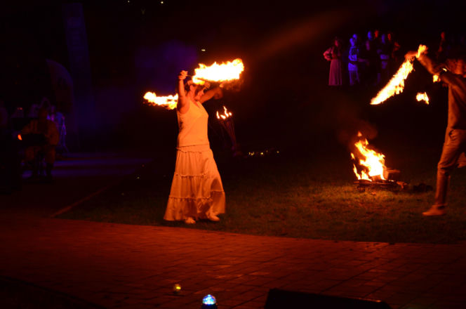 Pokaz fireshow w wykonaniu tancerzy i tancerek Teatru Ognia „Mantra” z Makowa Mazowieckiego