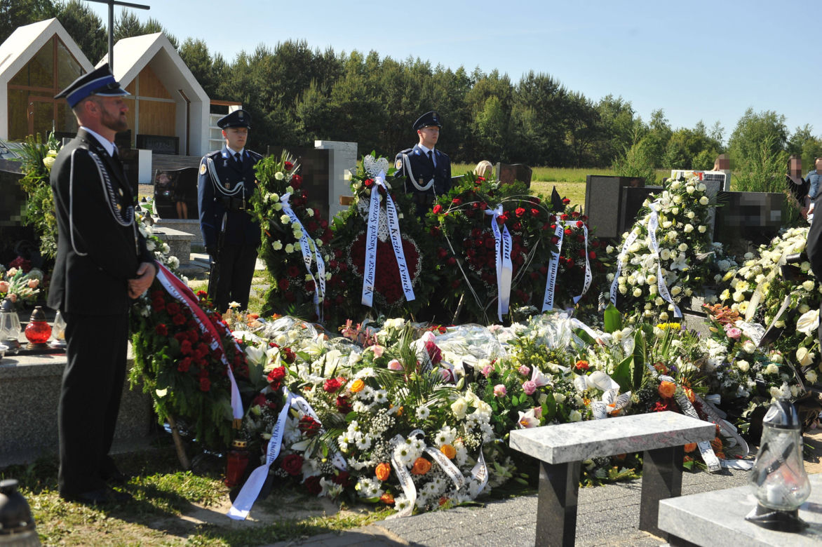 Srebrny orzeł prowadził Arka w ostatniej drodze. Poruszający gest policjantów i strażaków