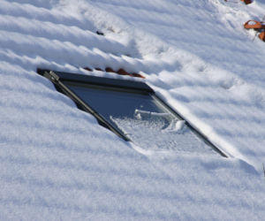 Okna dachowe zimą: Jak bezpiecznie usunąć śnieg i lód?