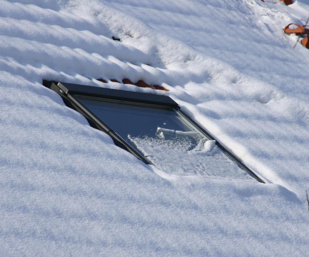 Okna dachowe zimą: Jak bezpiecznie usunąć śnieg i lód?