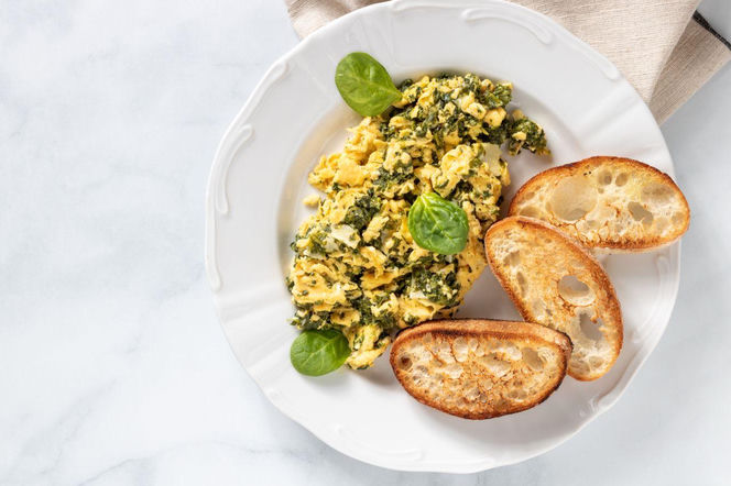 jajecznica z jarmużem