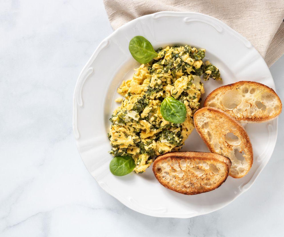 Zamiast pomidorów czy cebuli wybieram zdrowsze warzywo. Ta jajecznica jest pyszna i dodaje energii 