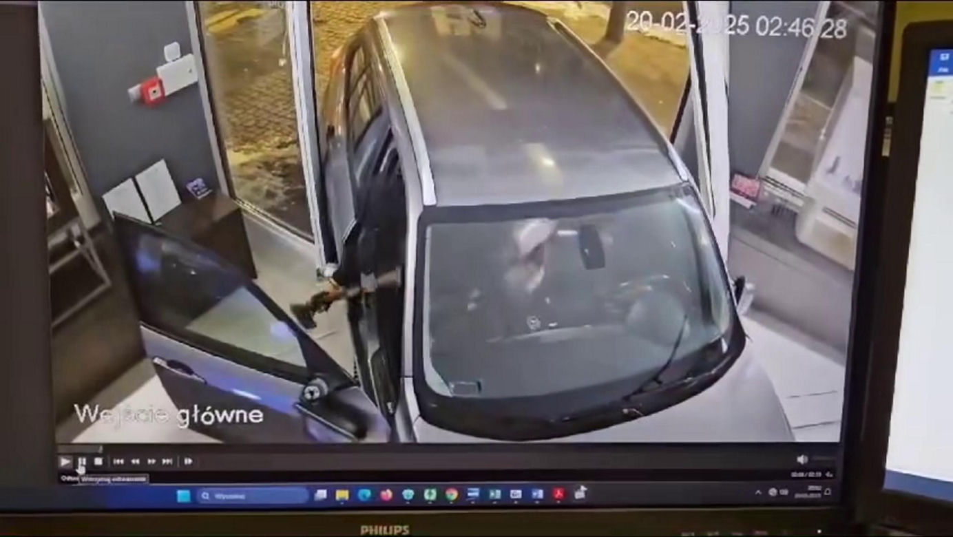 Wjechali autem do jubilera, a potem uciekli z łupem! Jest nagranie z napadu