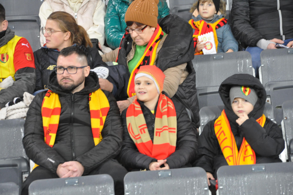 Żółto-czerwono na Suzuki Arenie! Zdjęcia kibiców na meczu Korona Kielce - Jagiellonia Białystok